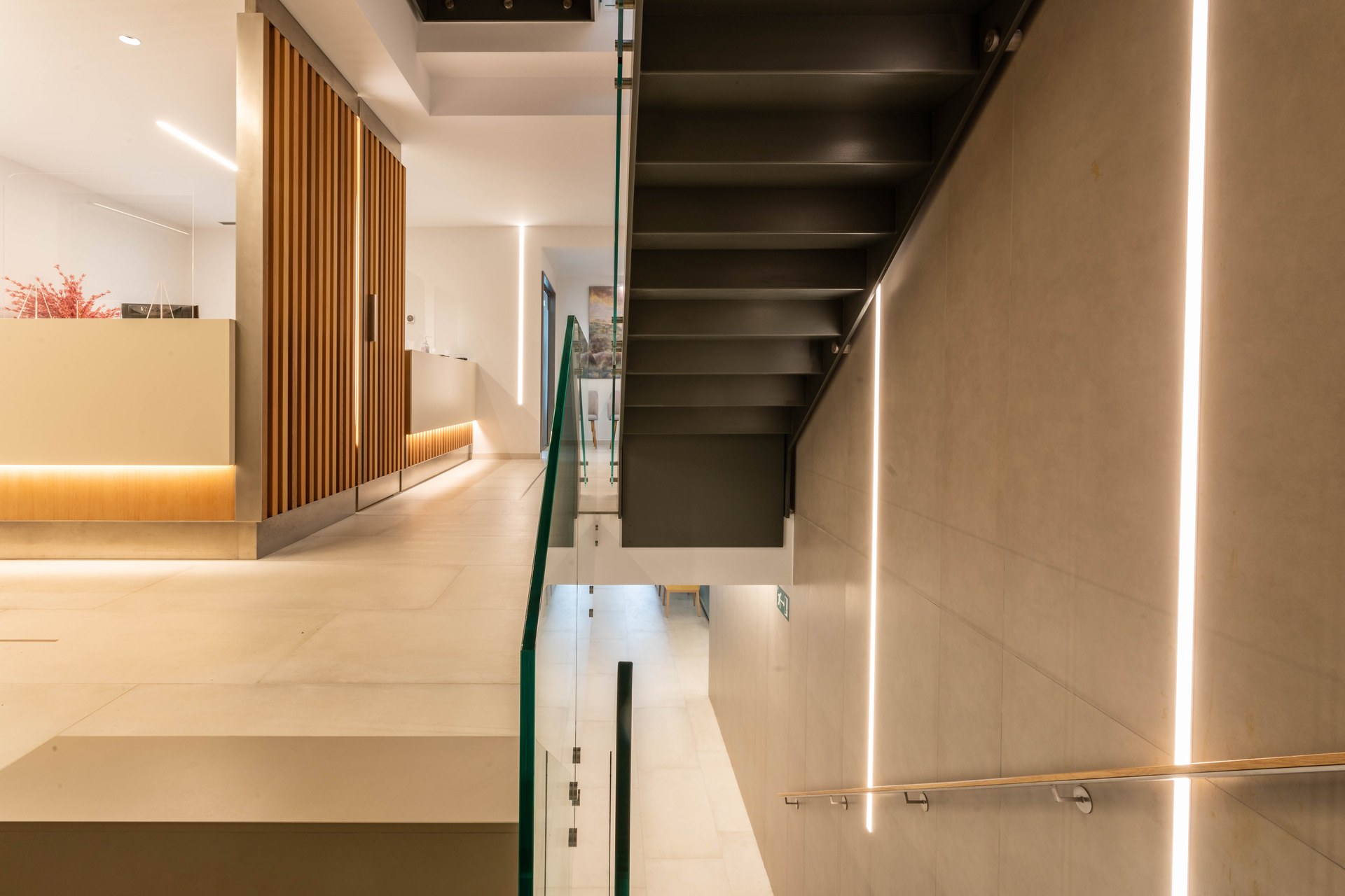 Escala i passadís amb il·luminació lineal, Clínica Mir i Andreu