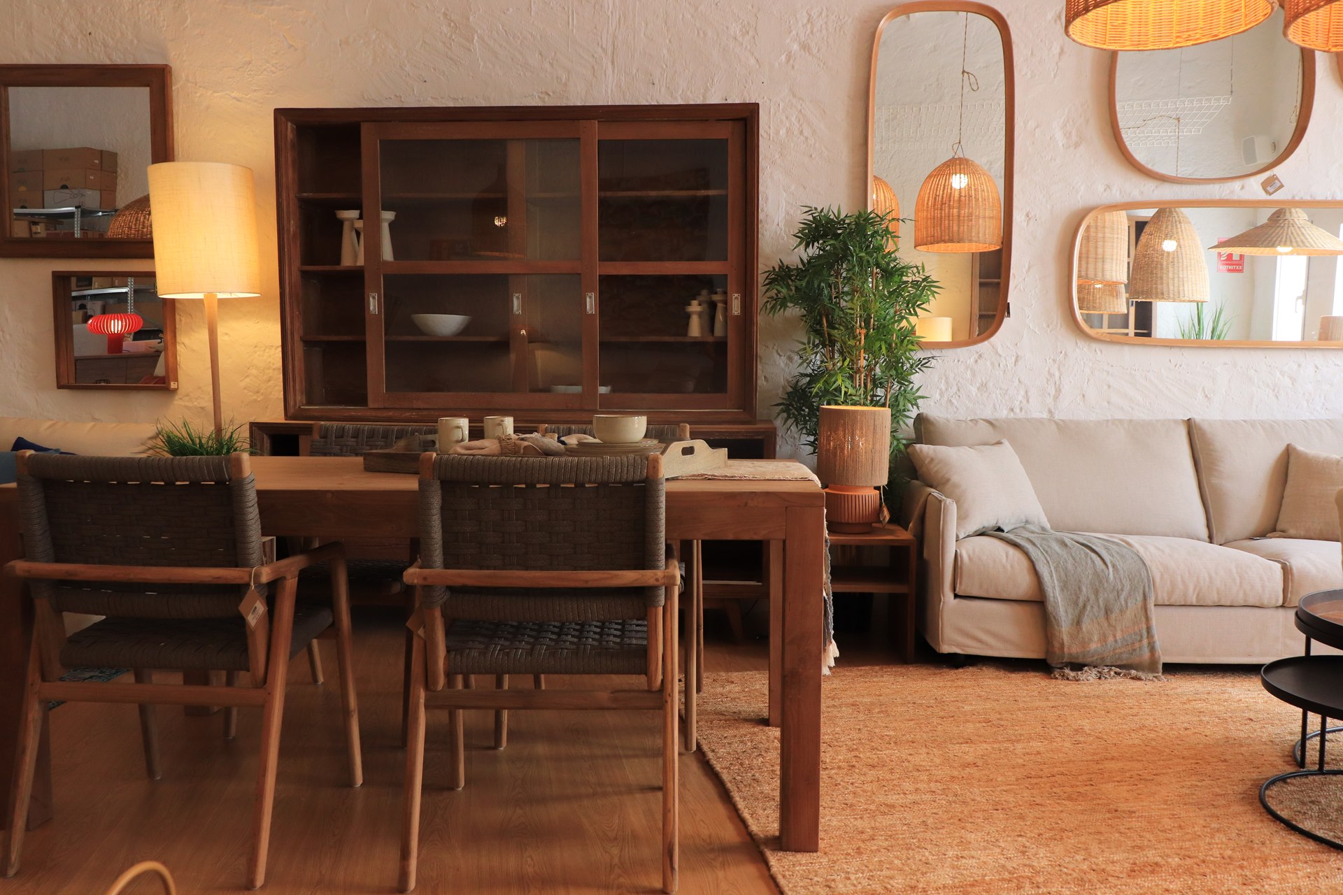 Salle à manger en bois et canapé clair dans la boutique Aquitania de Ciutadella