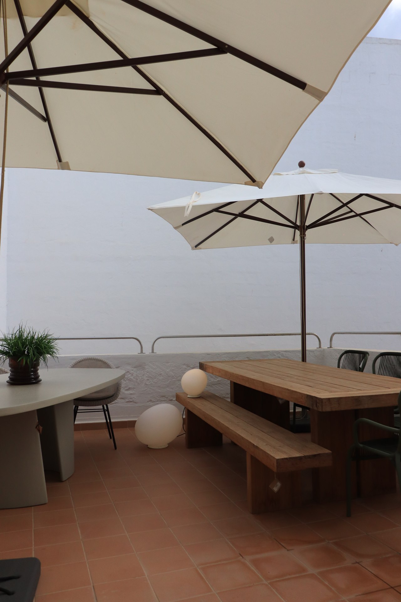 Table d'extérieur et parasols dans la cour de la boutique de Ciutadella