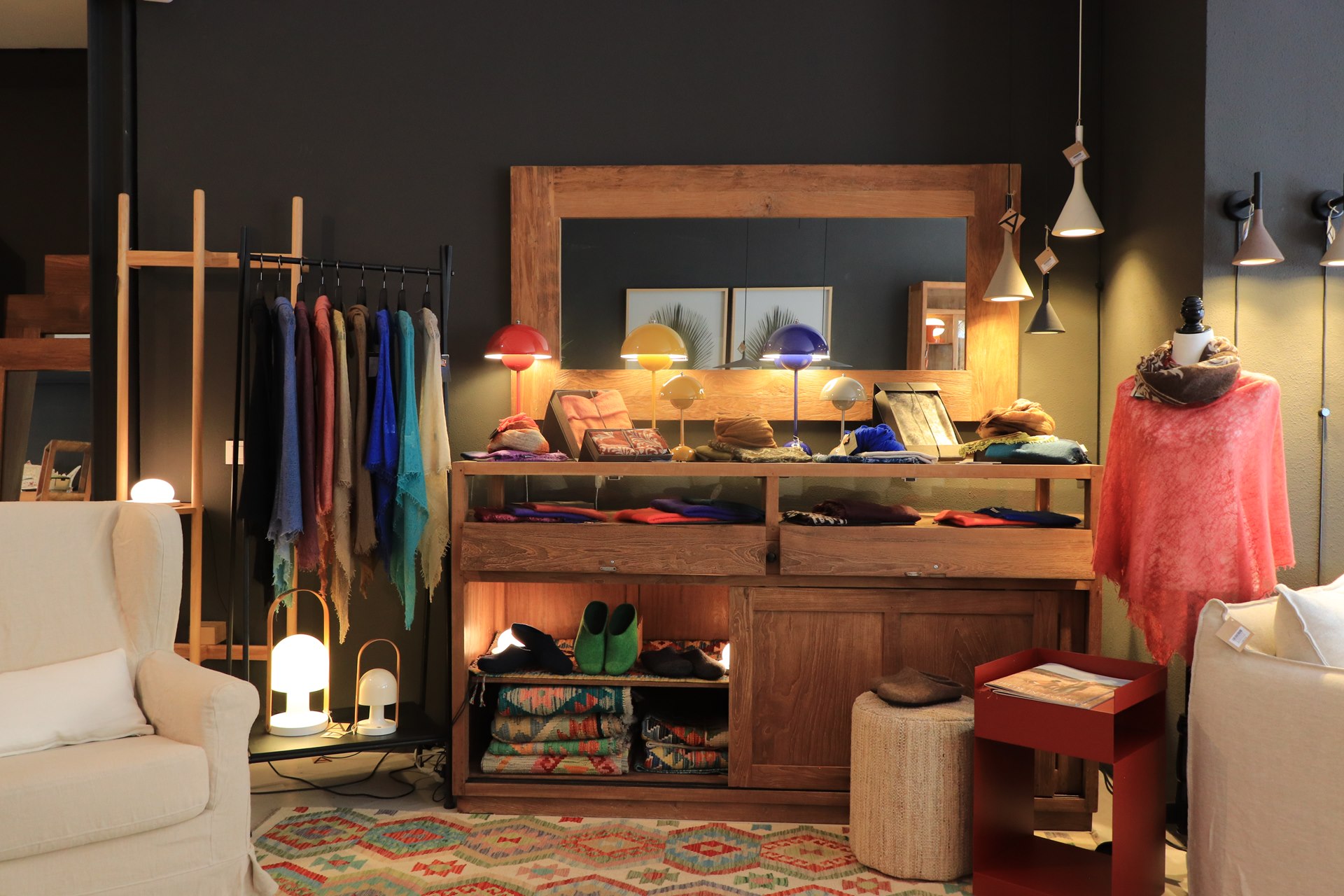 Textiles, accessoires et meuble en bois dans la boutique de Ciutadella