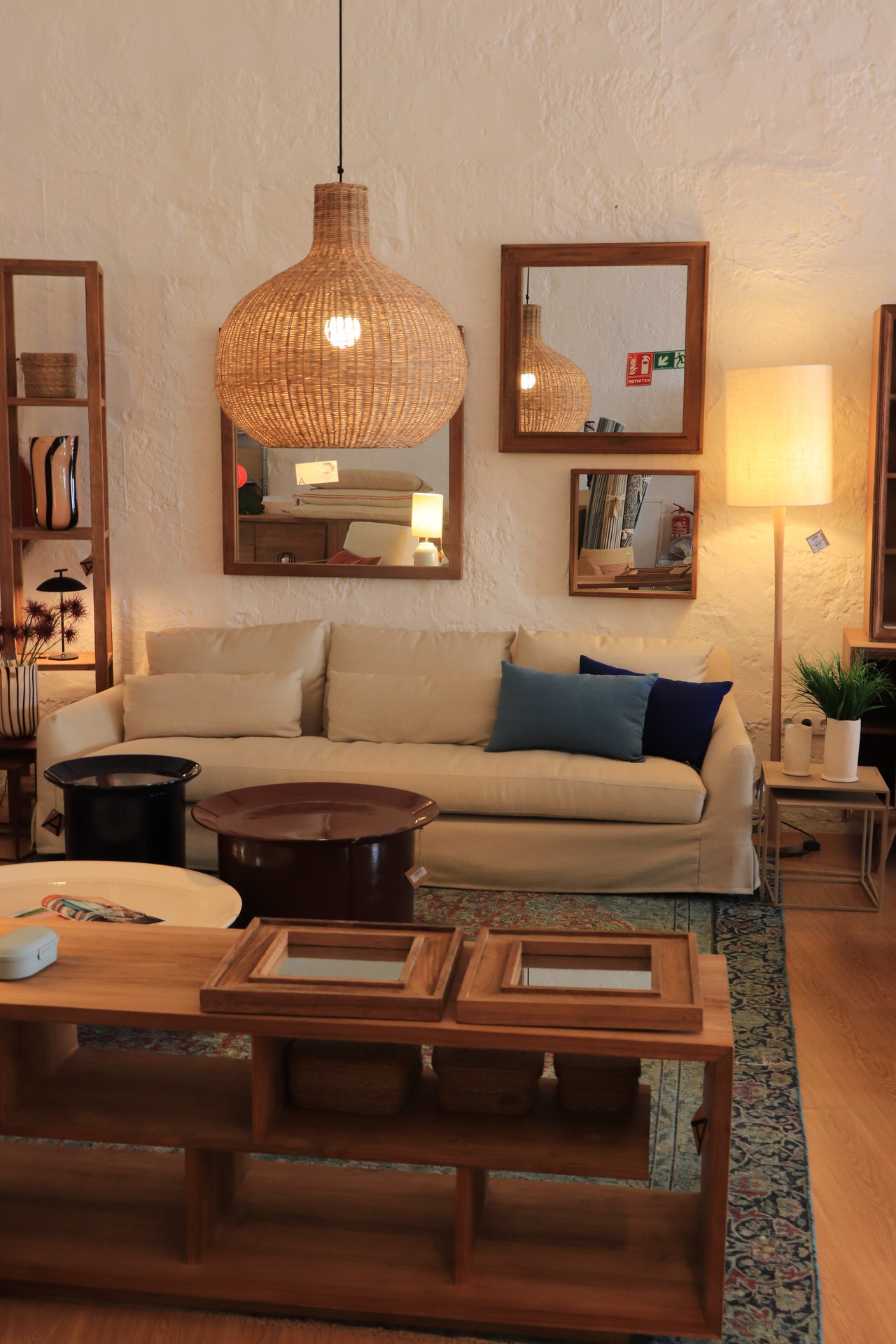 Coin salon avec canapé et suspension en fibre dans la boutique de Ciutadella