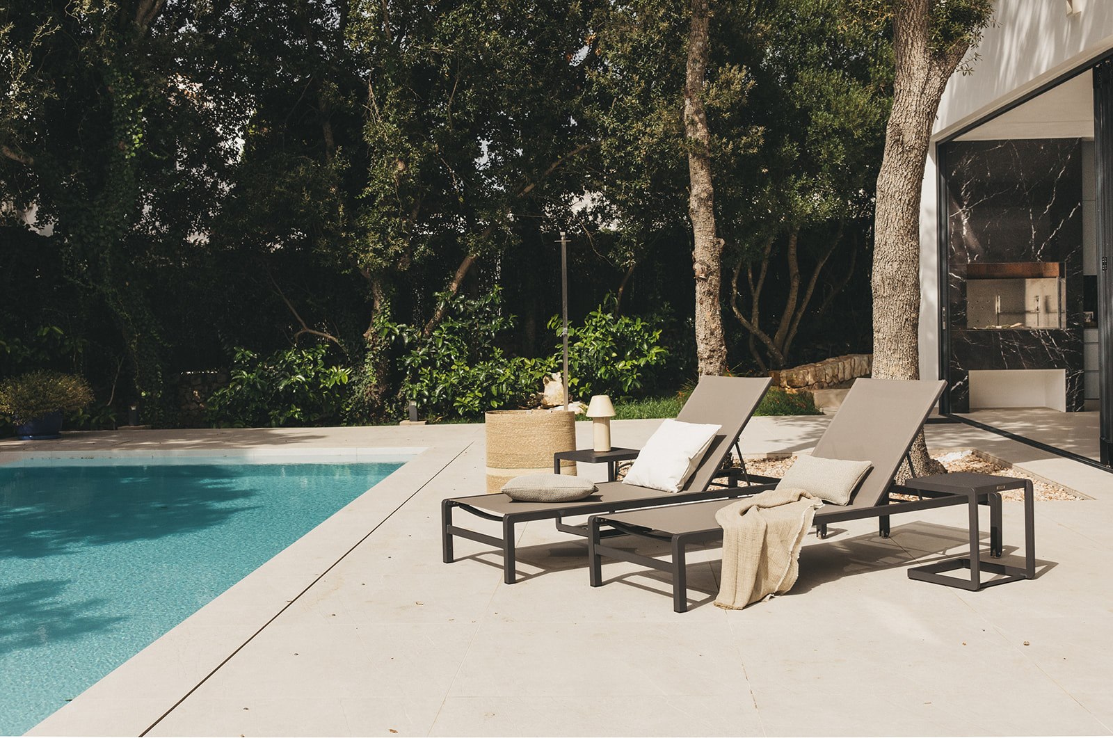 Piscina amb gandules entre pins, projecte Arena