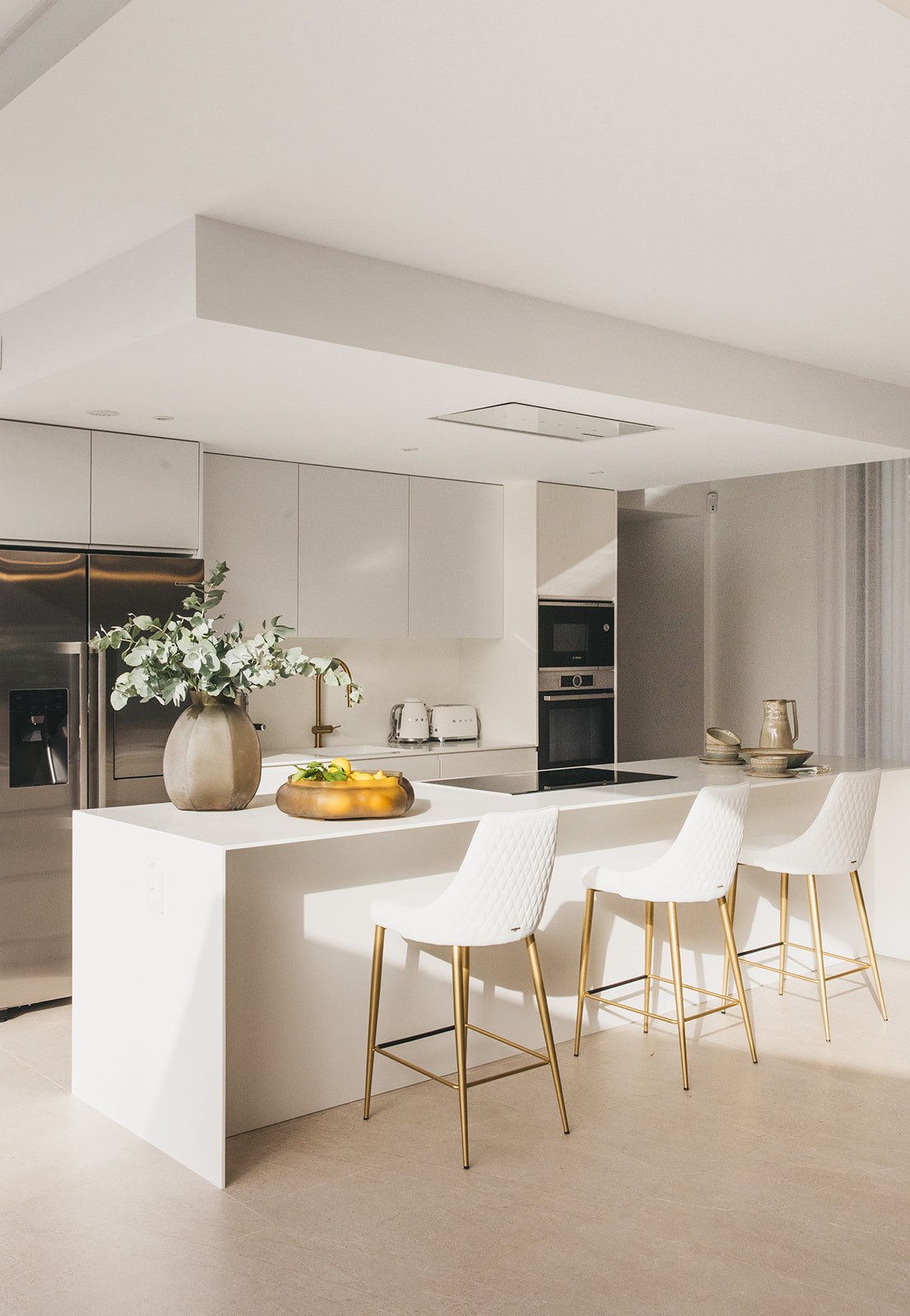 Cuina blanca amb barra i tamborets, projecte Arena