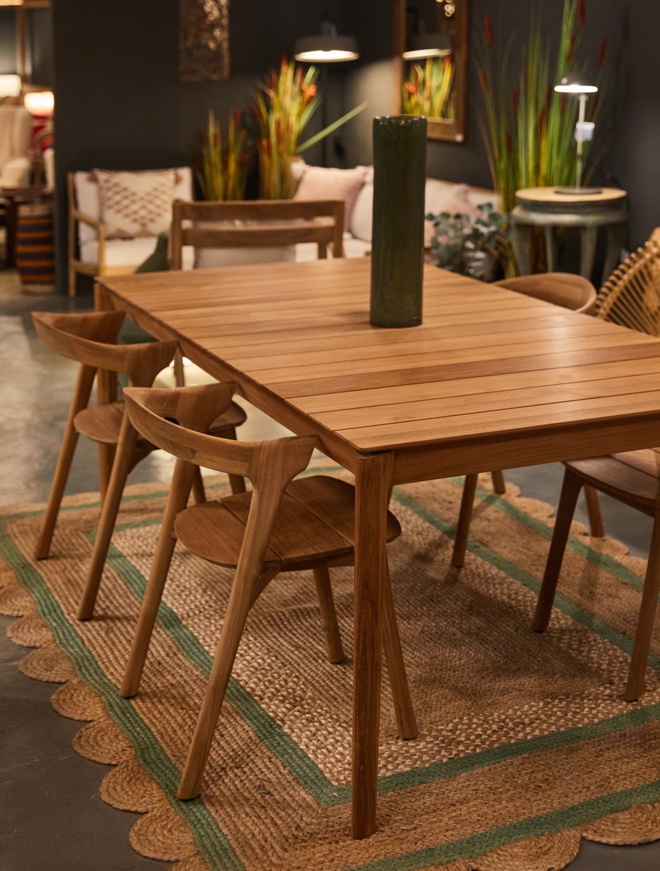 Table à manger en bois avec chaises dans la boutique d'Ibiza