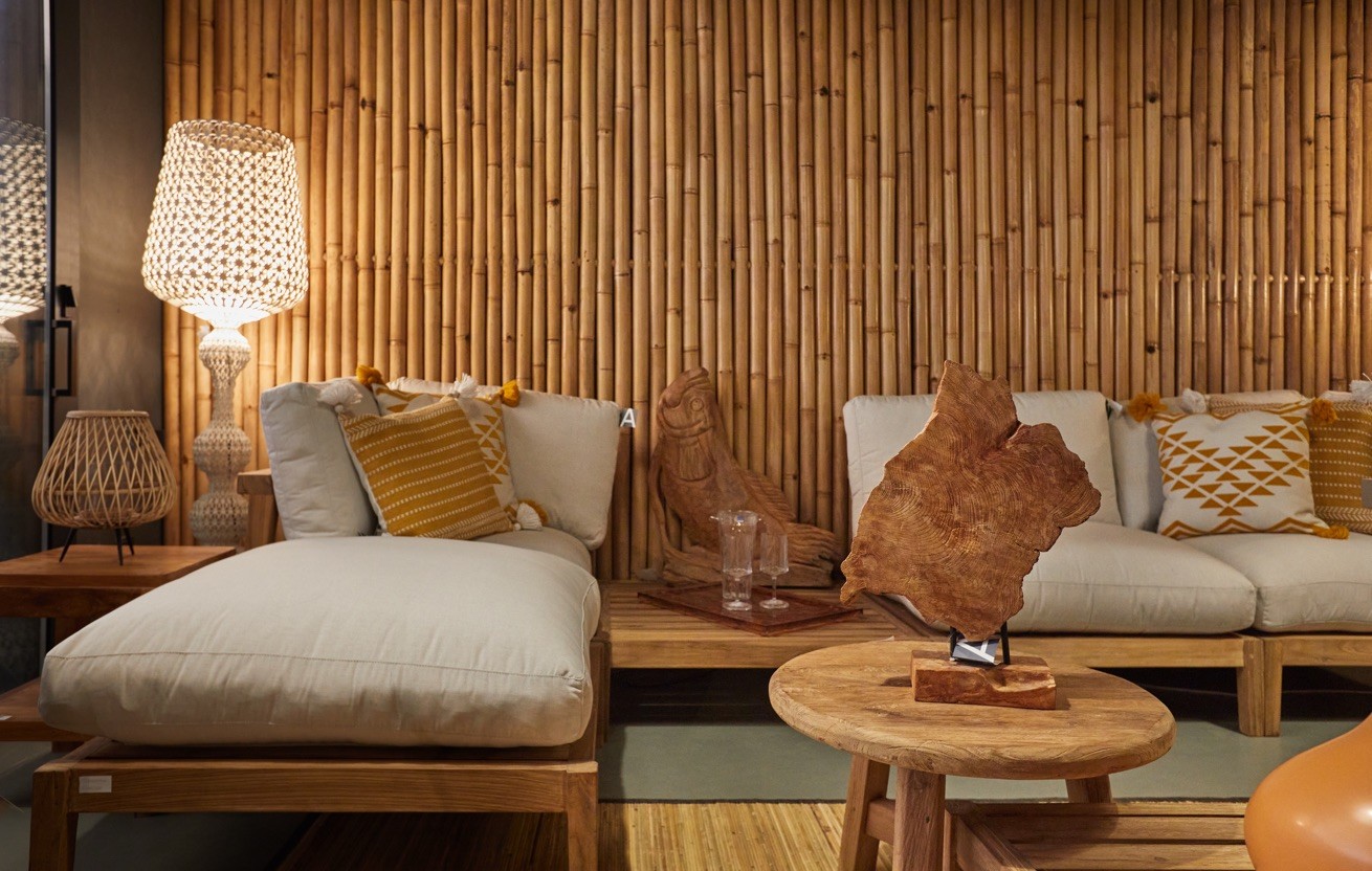 Canapé d'extérieur en bois et lampe en fibre dans la boutique d'Ibiza