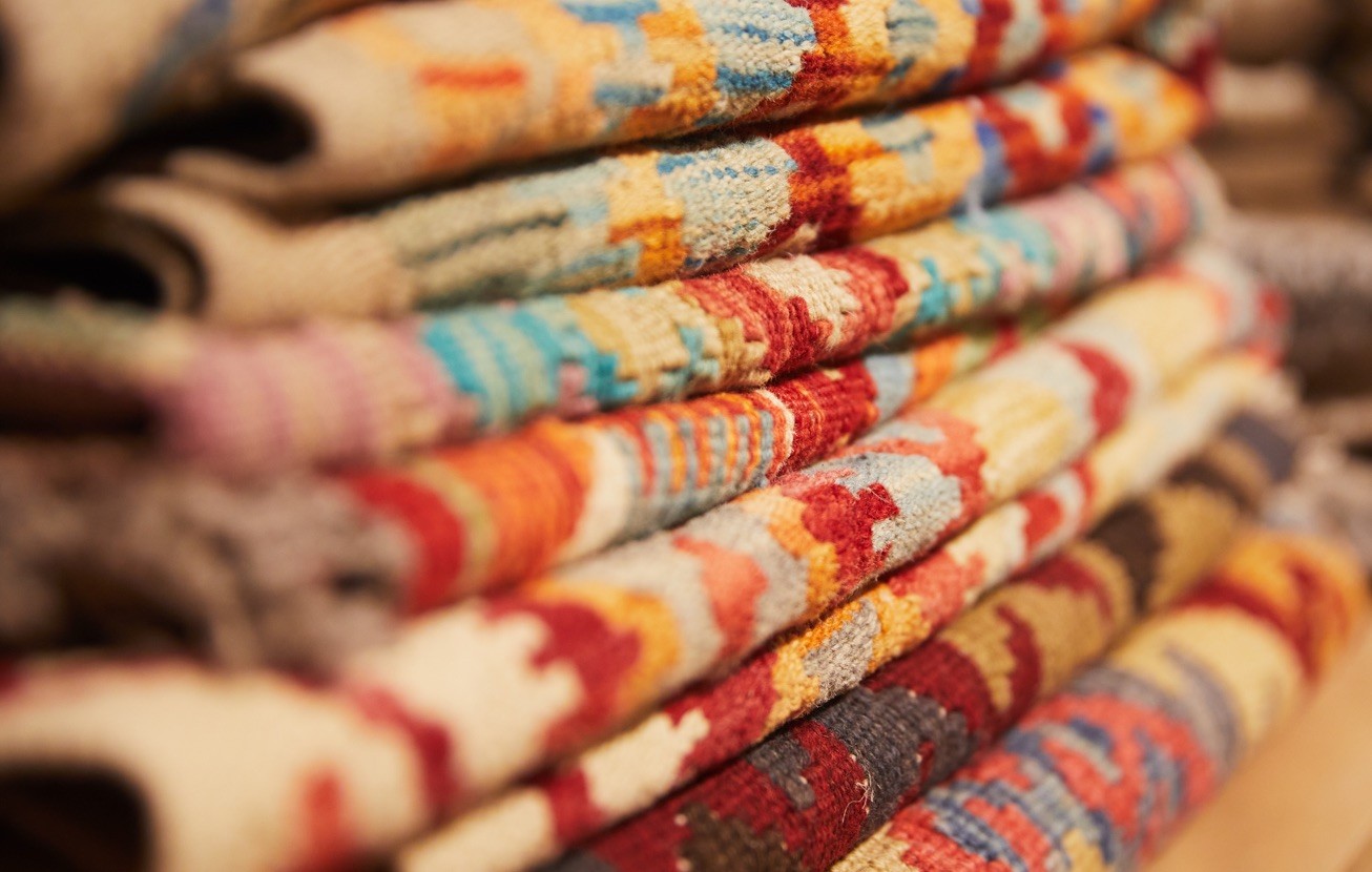 Kilims et textiles colorés dans la boutique d'Ibiza