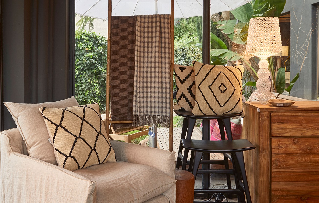 Fauteuil avec coussin imprimé et lampe de table dans la boutique d'Ibiza