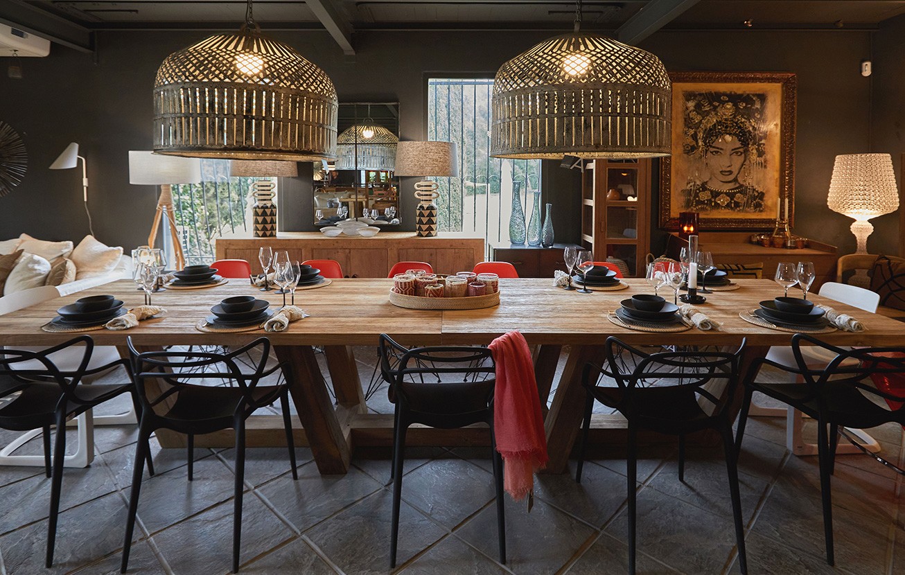 Grande table à manger avec suspensions en fibre dans la boutique d'Ibiza