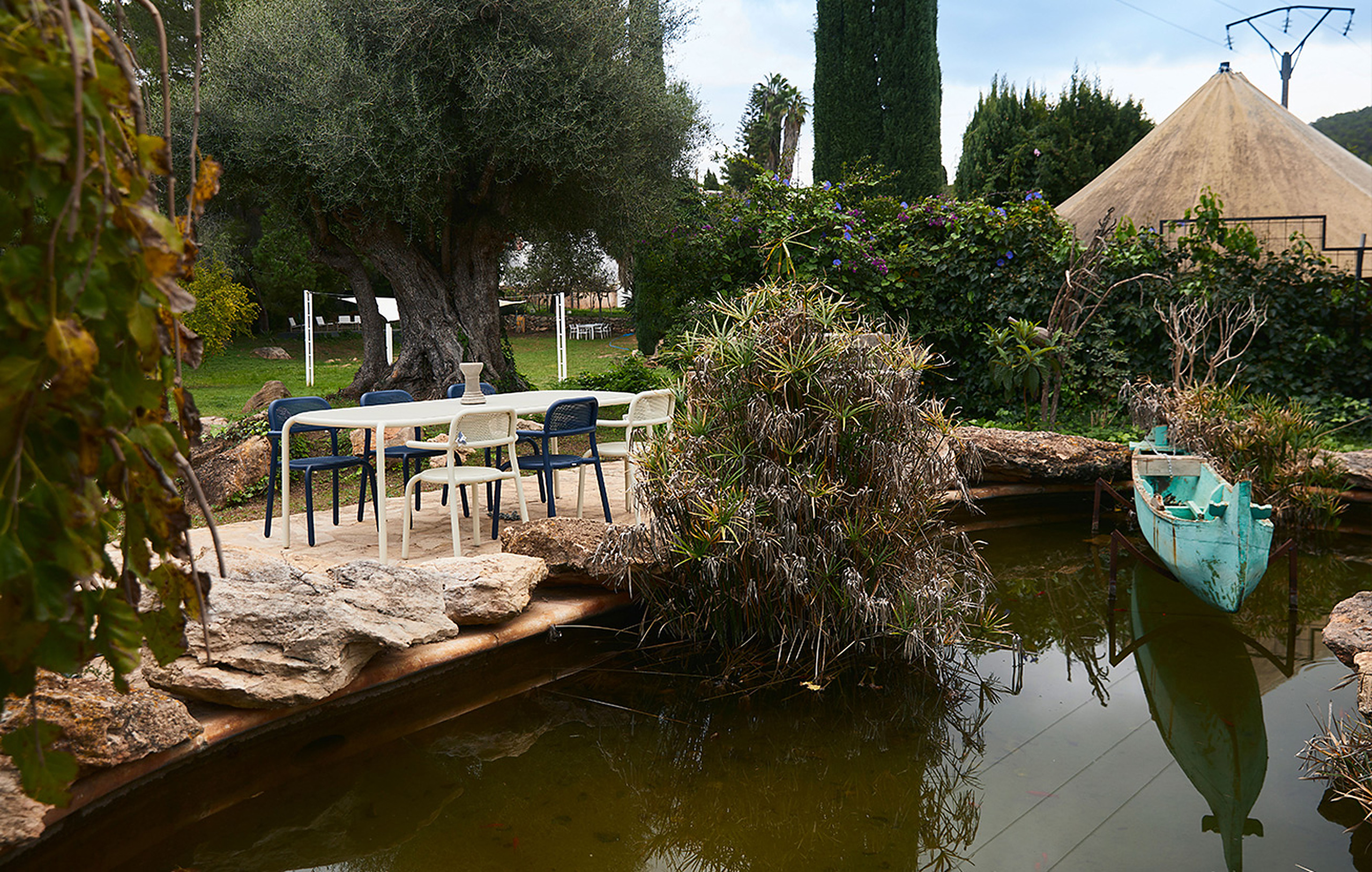 Jardin avec bassin et table d'extérieur dans la boutique Aquitania d'Ibiza