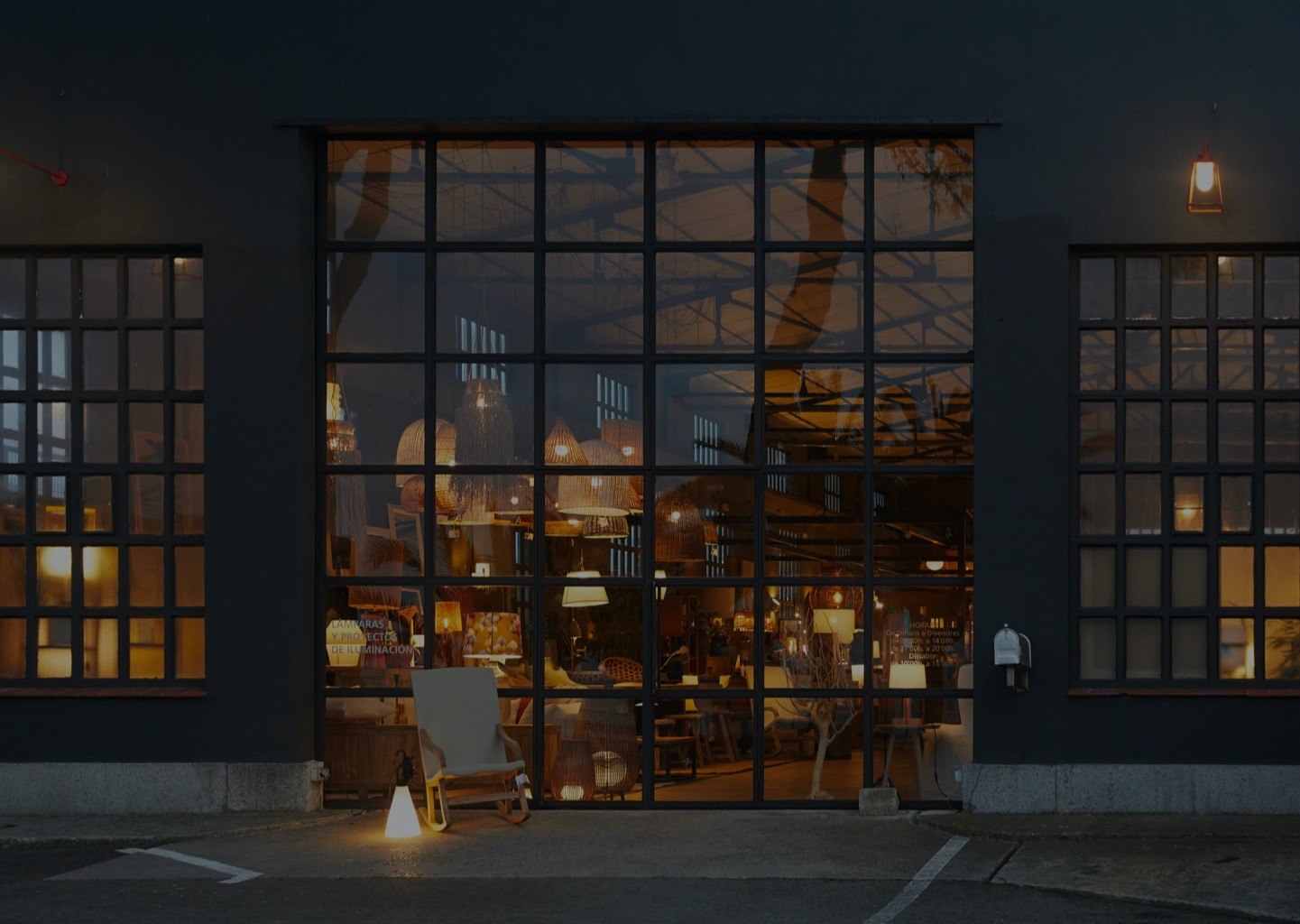 Façade de la boutique Aquitania à Maó de nuit