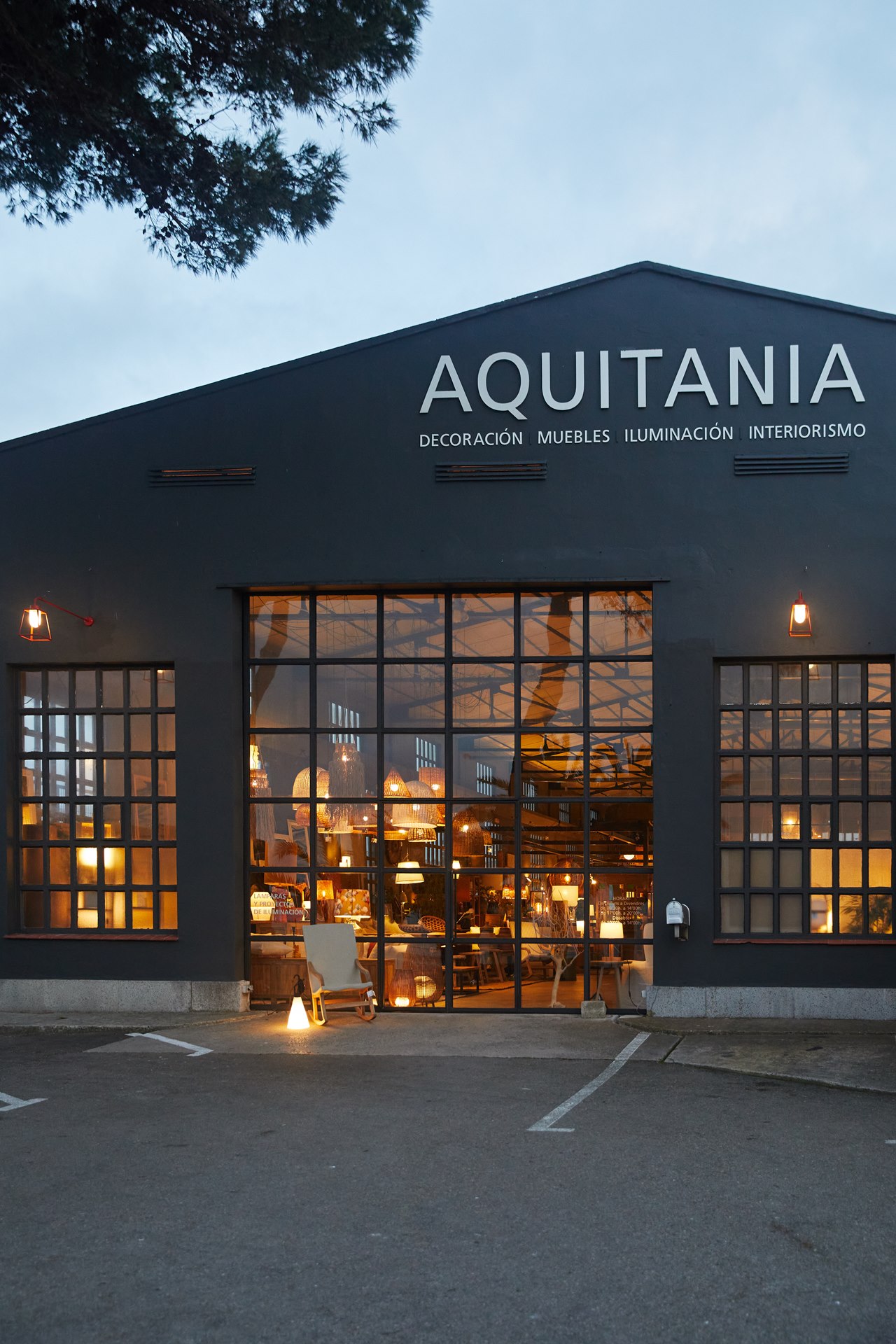 Entrée de la boutique Aquitania à Maó au crépuscule