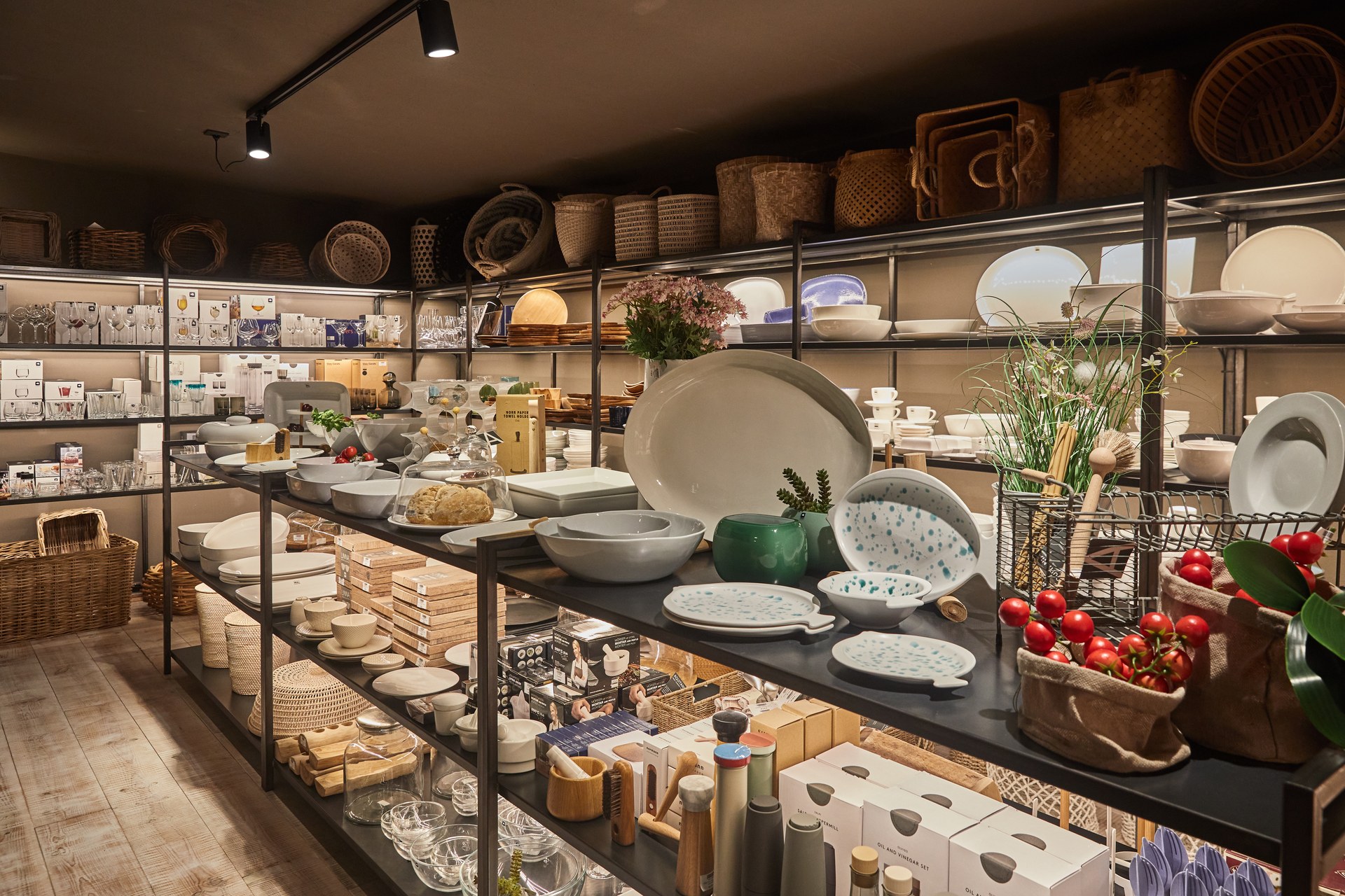 Étagères avec vaisselle et arts de la table dans la boutique de Maó