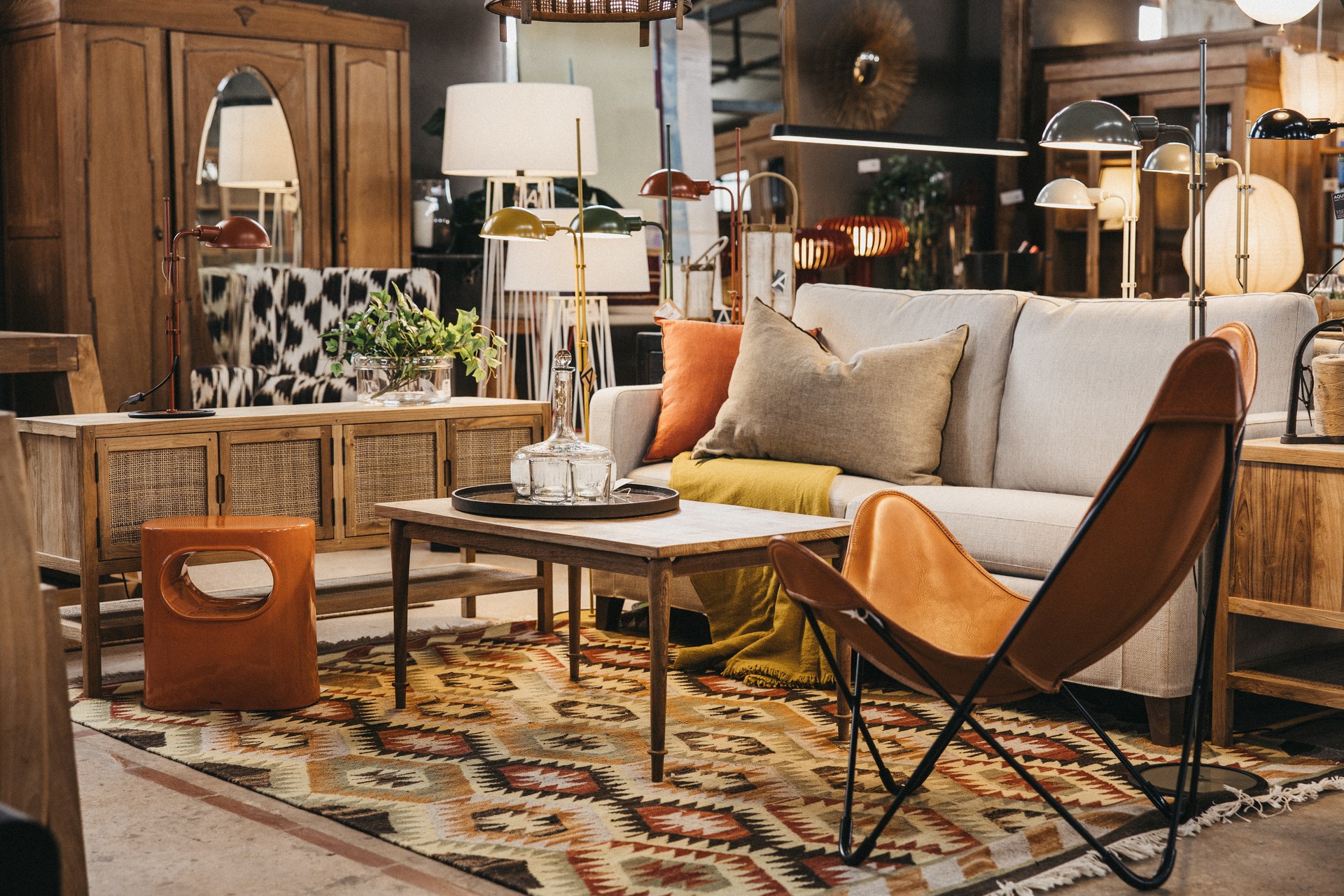 Coin avec canapé, fauteuil en cuir et tapis kilim dans la boutique de Maó