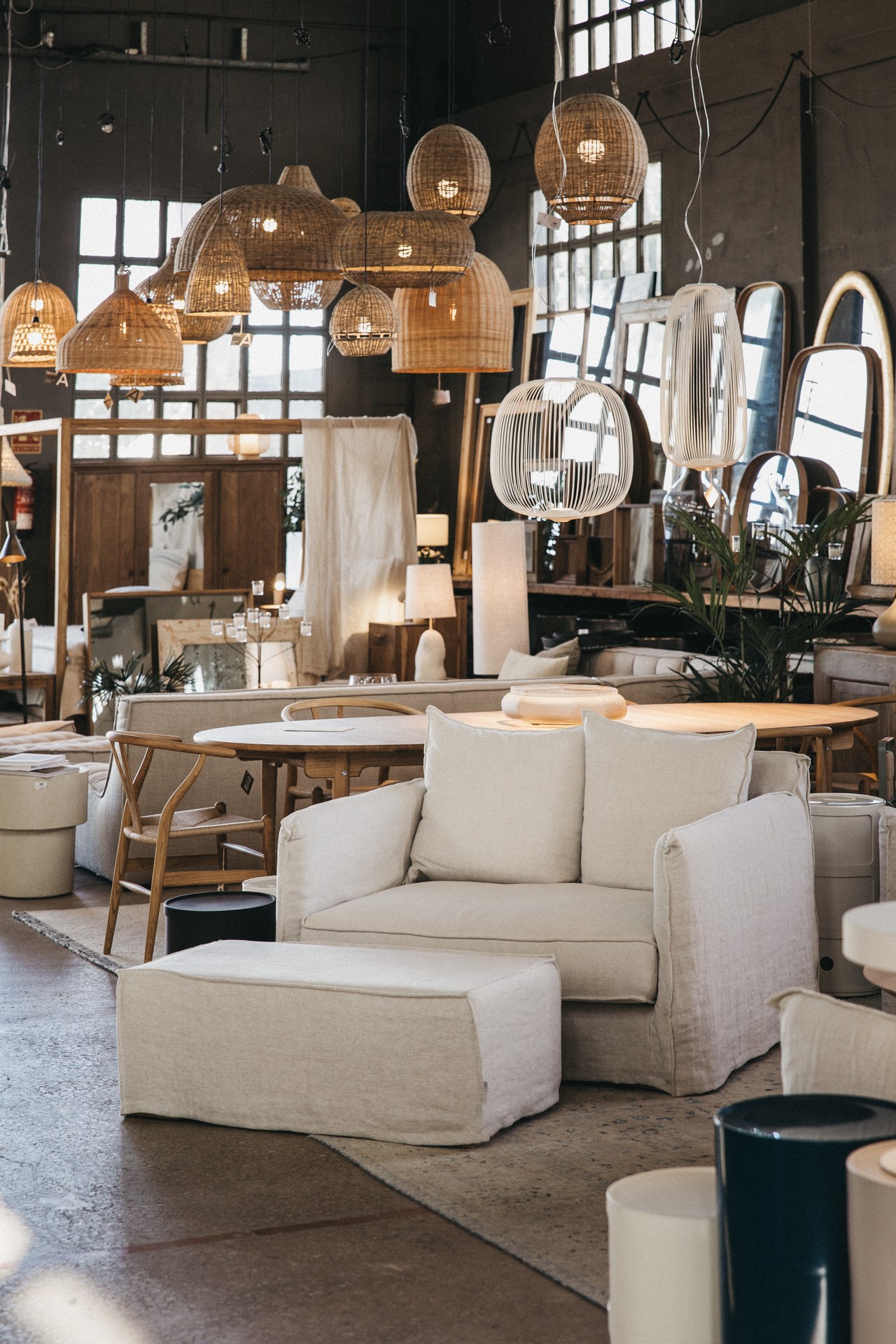 Canapé blanc et suspensions en fibre dans la boutique Aquitania de Maó