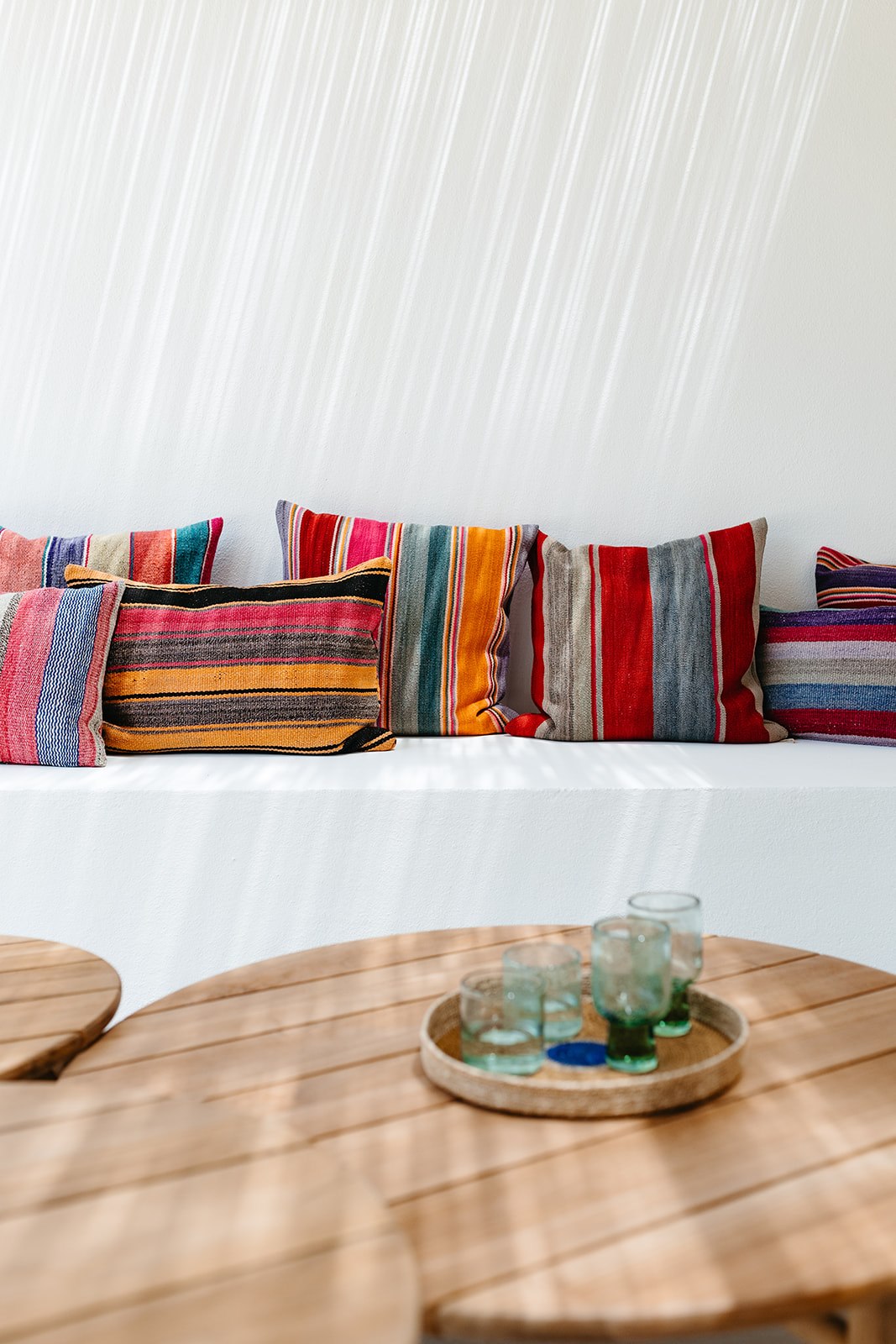 Banc d'obra amb coixins de ratlles de colors, projecte Fibra