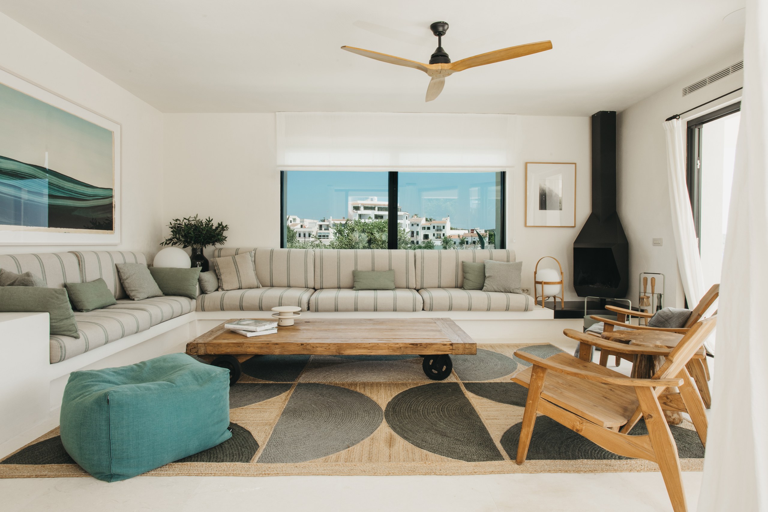 Salón con chimenea y sofá, proyecto Tierra