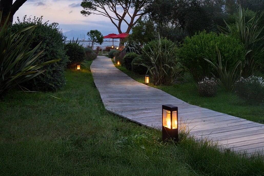 Balises il·luminant un camí de jardí de Roger Pradier